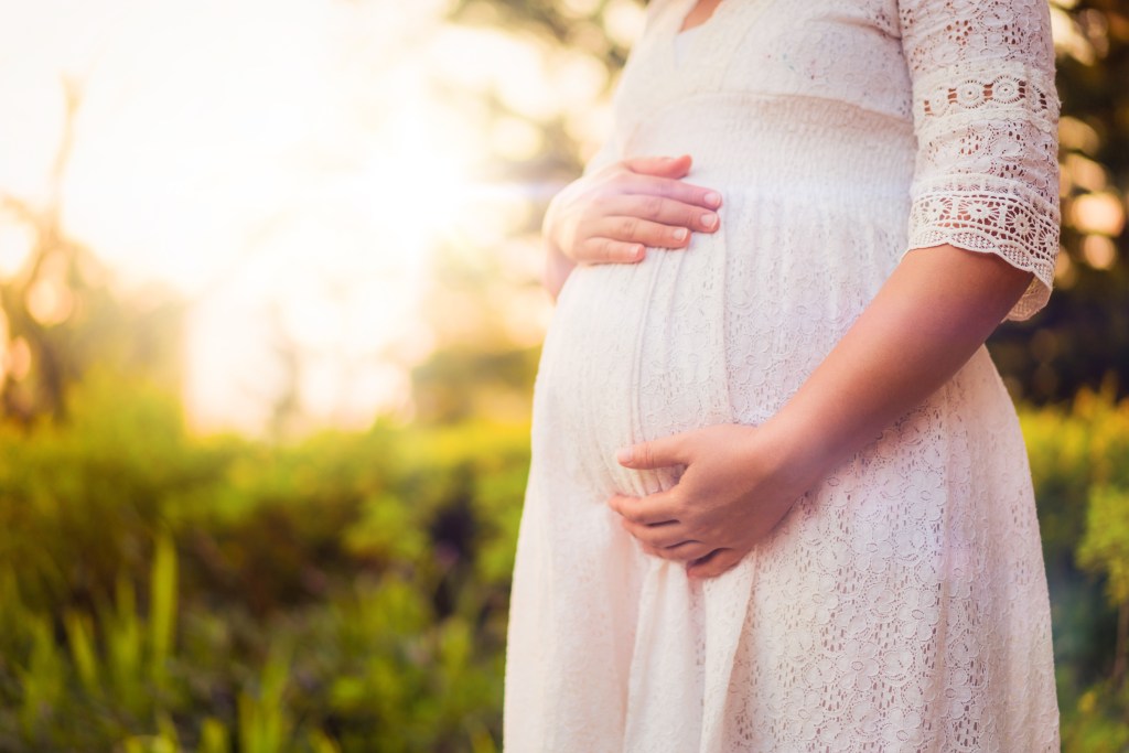 Young women in China are paying for fake maternity photo shoots because they want to "beautiful" Pregnancy photos while they are still in their physical prime. 