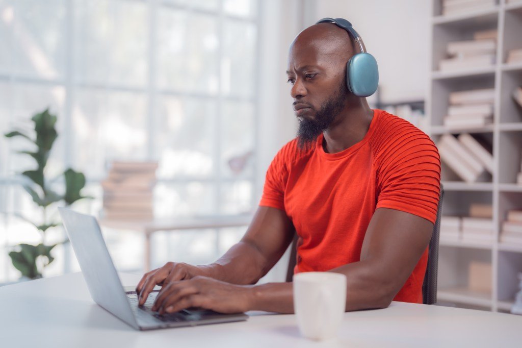 A man who works with headphones that remove the noise.