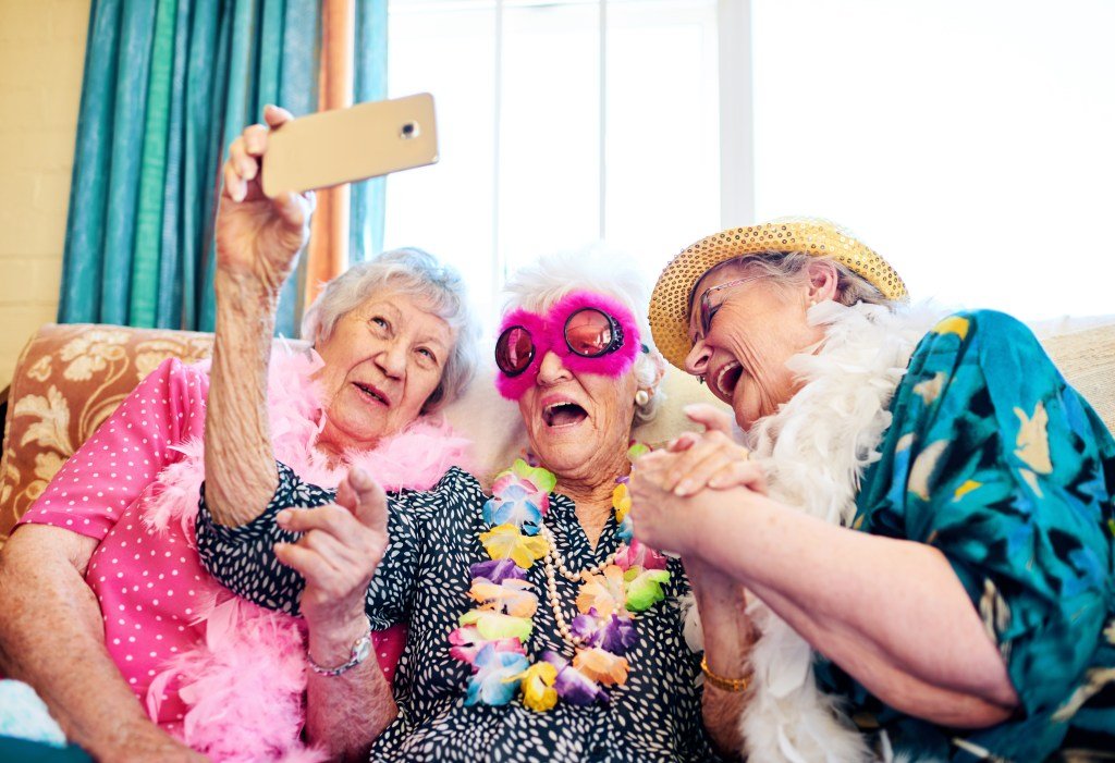 Hitting a careless elderly group who wear shocked costumes and approach for a selfie.