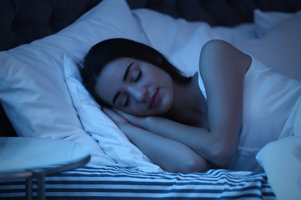 The time of saving the day, which goes from Sunday, March 9 to Sunday, November 2, threatens to raise your sleep waking cycle. Here, a young woman doses peacefully on her bed.